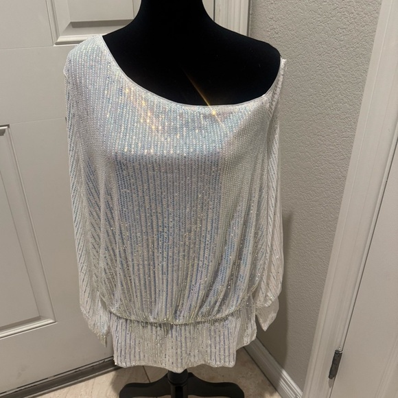kacey kole Tops - Kacey Kole White Iridescent Off shoulder long sleeve blouse NEW holiday XXL